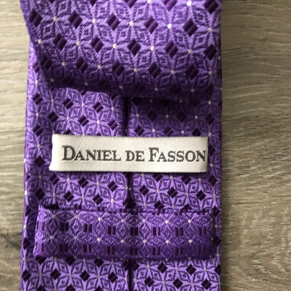 Daniel De Fasson Men’s Purple Textured design Tie. 100% Silk - Picture 2 of 5